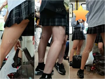 一瞬のチラと多数の生足