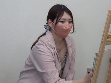 ［お絵描き教室/胸チラ㉑］陰毛ハミ毛ハプニング！貧乳女子大生セミヌード！人妻乳首チラ　２名
