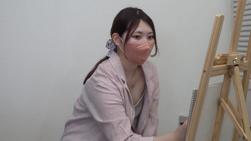 ［お絵描き教室/胸チラ㉑］陰毛ハミ毛ハプニング！貧乳女子大生セミヌード！人妻乳首チラ　２名